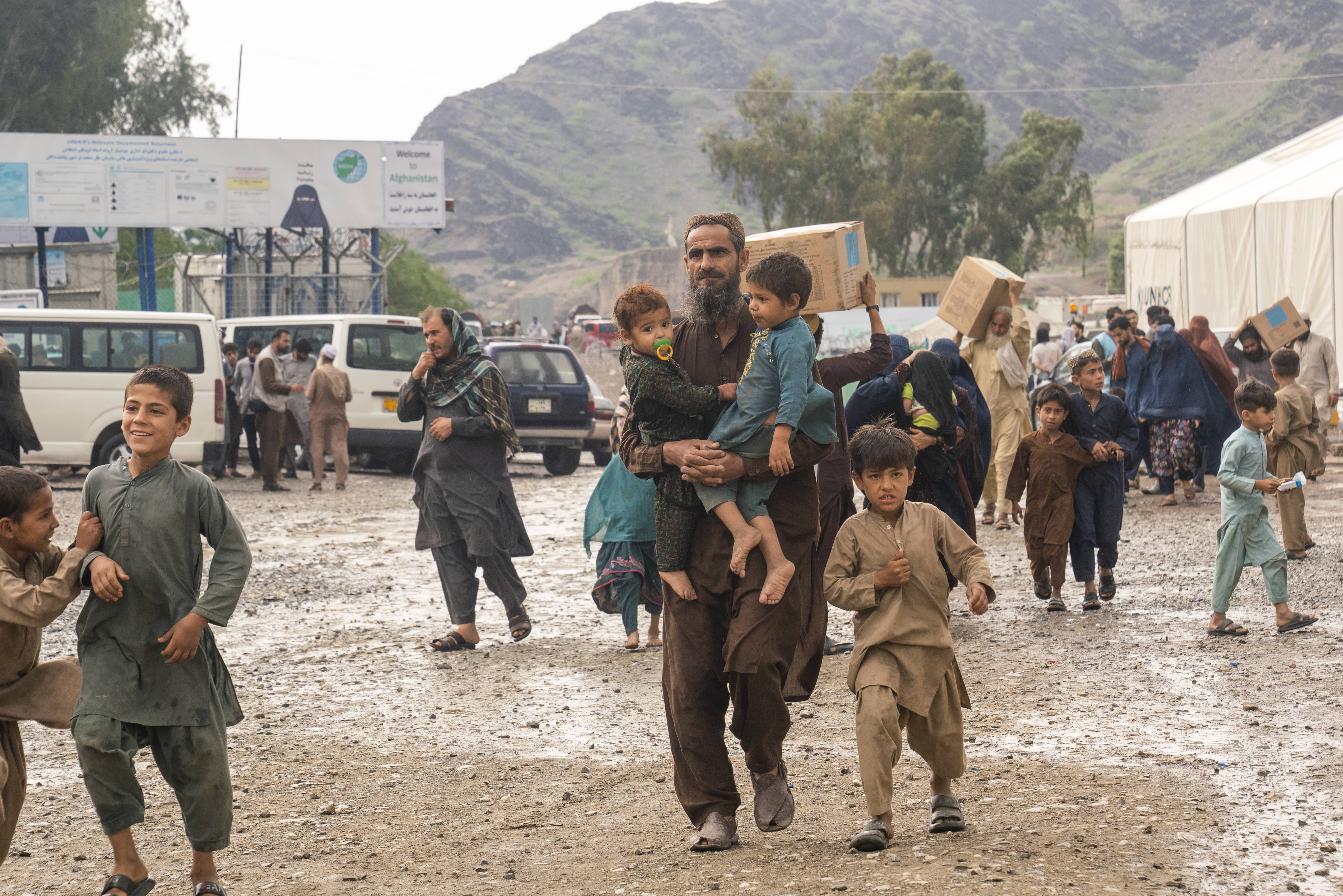 Afghanistan_exhausted-families-return