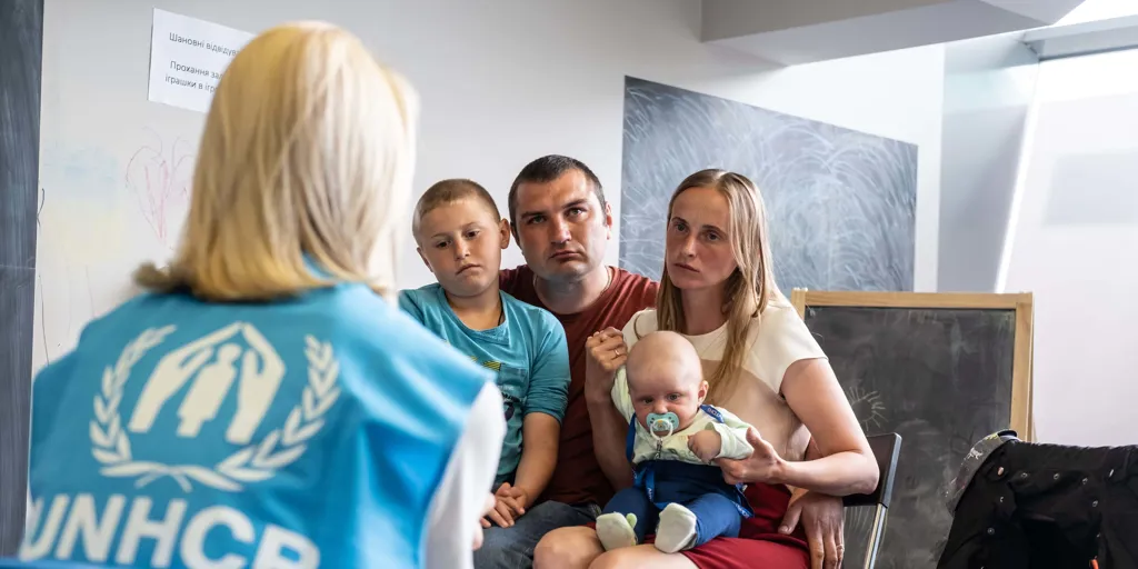 Poland_Refugees-at-UNHCR’s-cash-enrolment-centre (1)