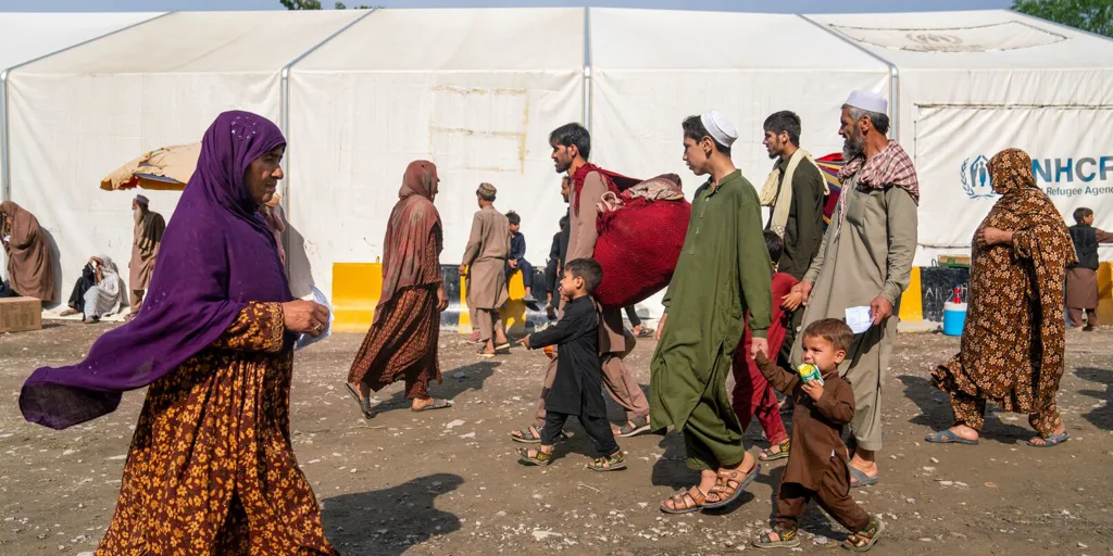 Afghan families arrive at the Torkham border.