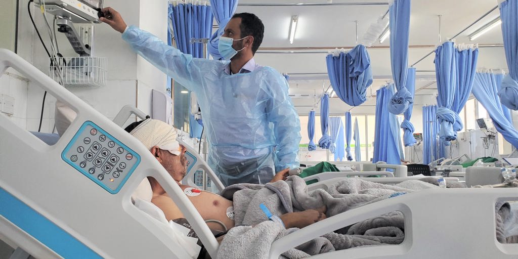 Doctor and a patient in a hospital. UNHCR supports health care for refugees and displaced people in Sana'a, Yemen.