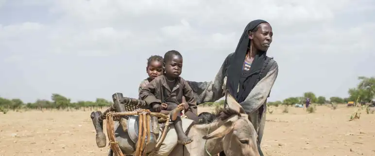 Sudan_Ashta-flees-Darfur-with-her-six-children