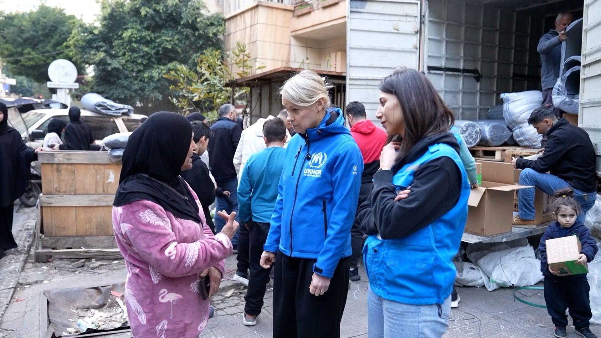 Lebanon_Displaced-people-in-Lebanon-attend-a-UNHCR-distribution