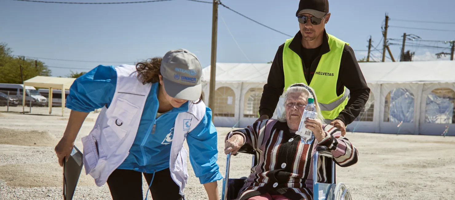 Moldova_Wheelchair-bound-woman-received-by-UNHCR-at-border-crossing