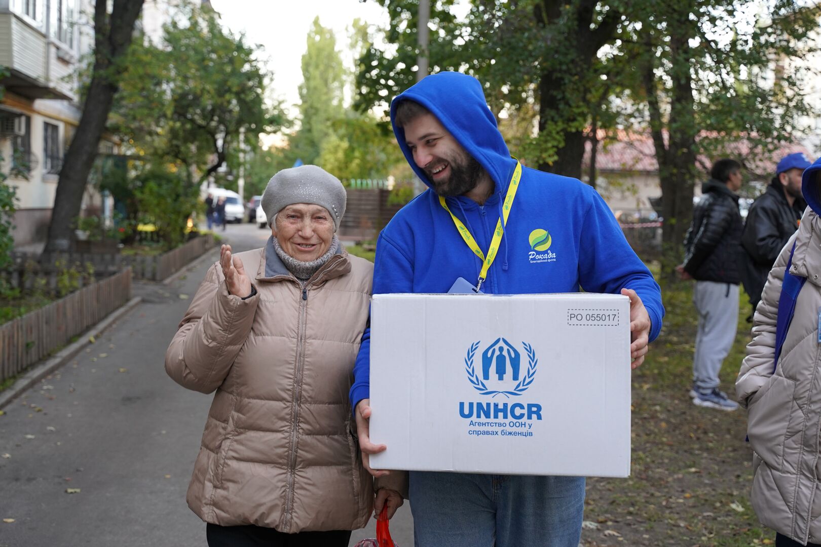 A UNHCR staff member distributes thermal kits to a woman in preparation for winter in Ukraine